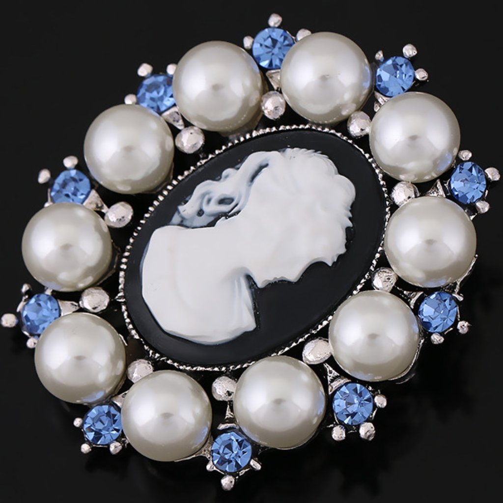Brooch Pin Generous Pearl Blue Saphire Vintage 29$